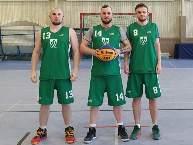 Drużyna koszykarzy AZS PWSW - trzech zawodników w strojach AZS PWSW Przemyśl
